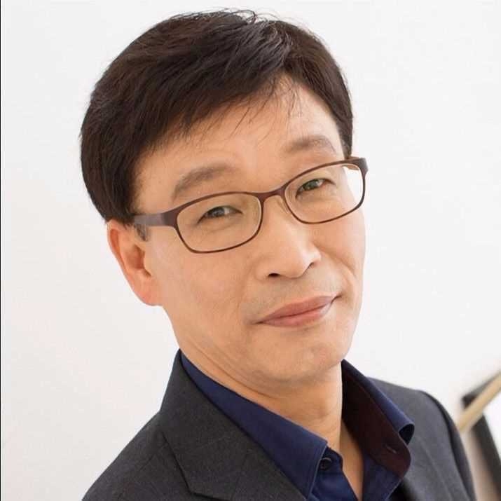 Muška perika od prirodnih vlasi, kratka kosa, model 9552, mehanički proces obrade, prekrivanje sijede kose