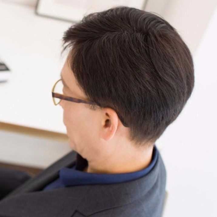 Muška perika od prirodnih vlasi, kratka kosa, model 9552, mehanički proces obrade, prekrivanje sijede kose