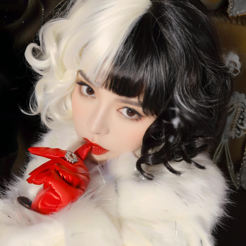 Περούκα με κοντά σγουρά μαλλιά, φυσικό στυλ, μοντέλο 748, φράντζα, σύρμα υψηλής θερμοκρασίας