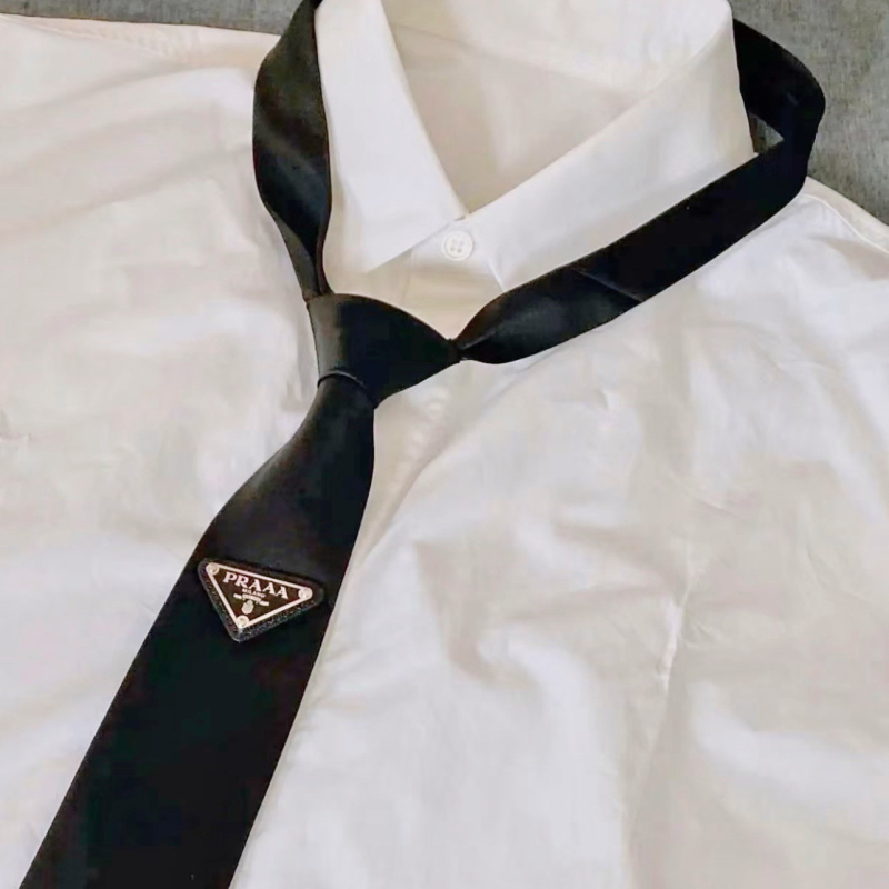 Kravata – oblik strelice, ležerni stil, monokromatski uzorak, unisex.