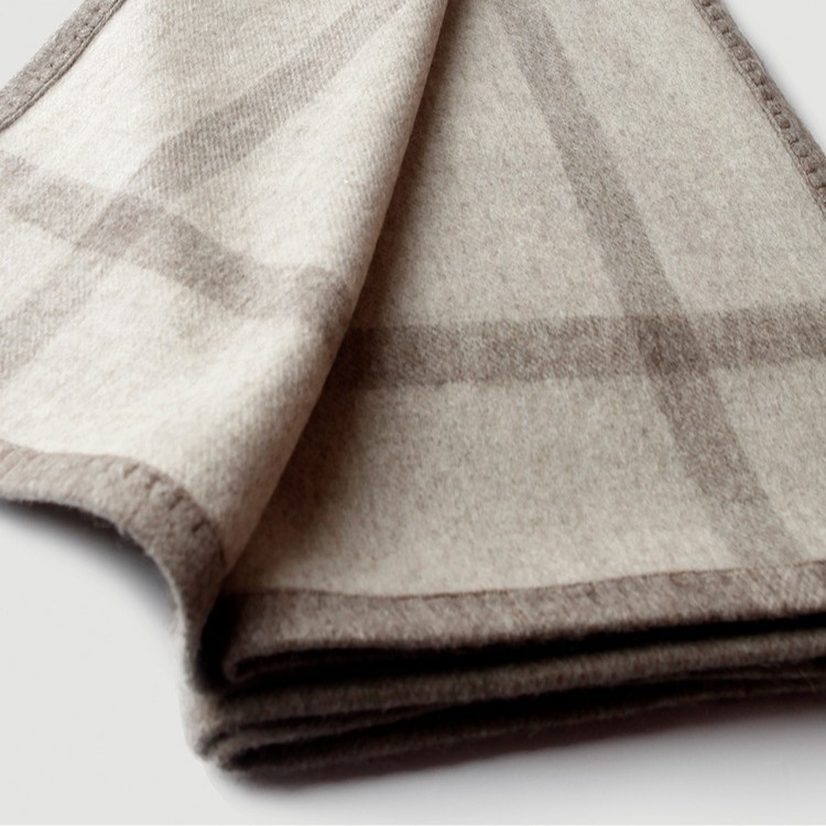 Gyapjú pléd, kétoldalas jacquard, keresztcsíkos minta, 1000–1499 g, egész éves használatra