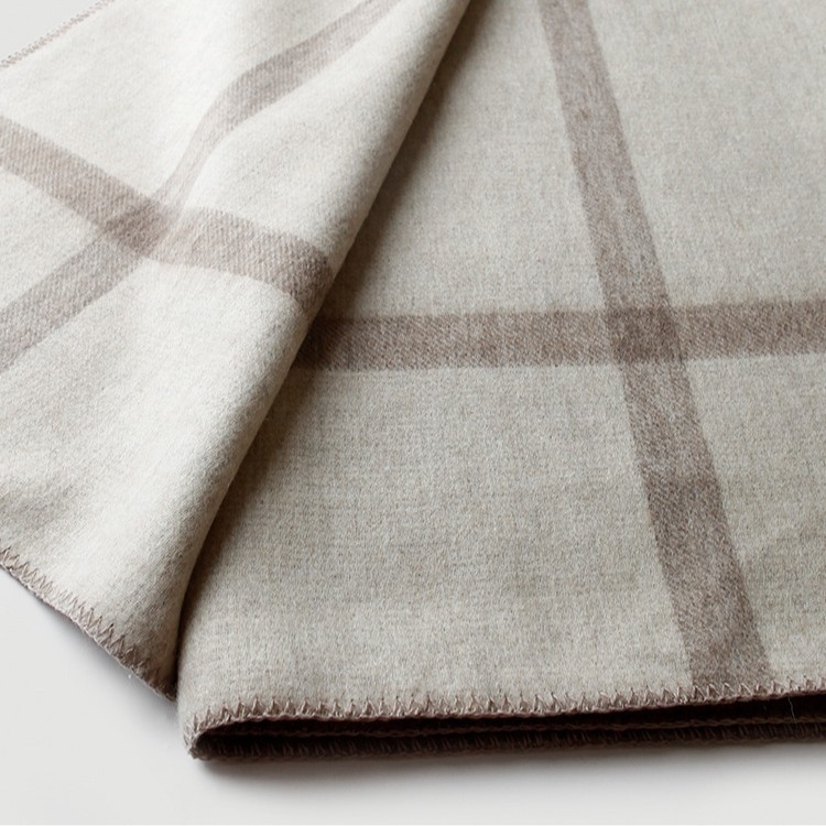 Gyapjú pléd, kétoldalas jacquard, keresztcsíkos minta, 1000–1499 g, egész éves használatra