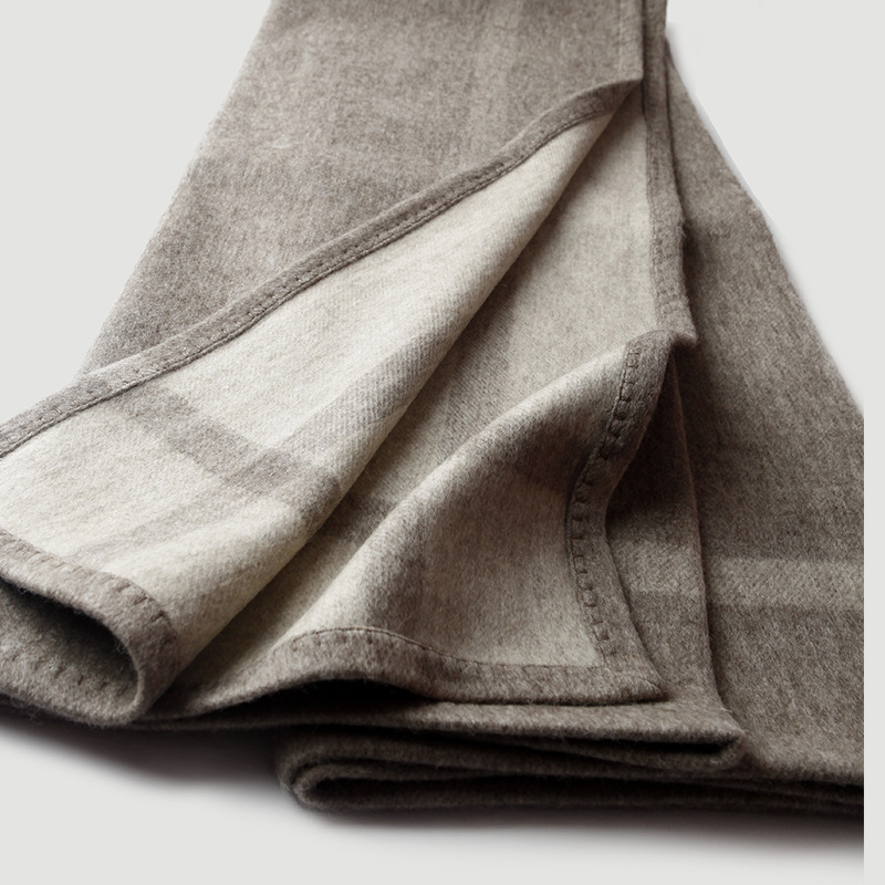 Gyapjú pléd, kétoldalas jacquard, keresztcsíkos minta, 1000–1499 g, egész éves használatra