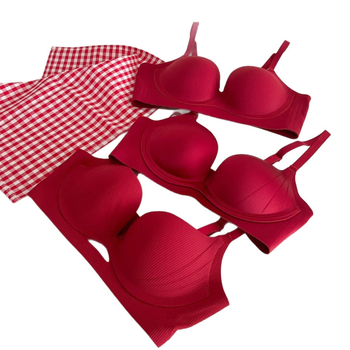 Set podprsenky a spodného prádla s čipkou, košík 1/2, tvarovaná miska s tenkou hornou a hrubšou spodnou časťou, pevné ramienka, zadné zapínanie s tromi radmi háčikov (1/2; tvarovaná miska; tenká horná/ hrubšia spodná; pevné ramienka; zadné zapínanie s trom