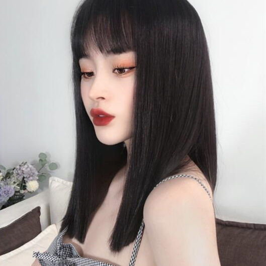 Perucă pentru femei – stil natural, păr lung drept cu breton Qi, lungime medie, model MF-239, material: fibre rezistente la temperatură înaltă