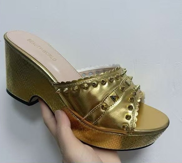 Ženske prozirne sandale s jednim remenom, klina peta s rhinestones, PVC gornji dio, gumeni potplat, unutrašnjost od umjetne kože, visina pete 5–8 cm