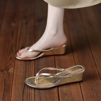 Koreai stílusú vastag talpú flip-flop, modell 971-1, műbőr felsőrész, bőr belső, gumitalp, 3-5 cm-es klin sarok