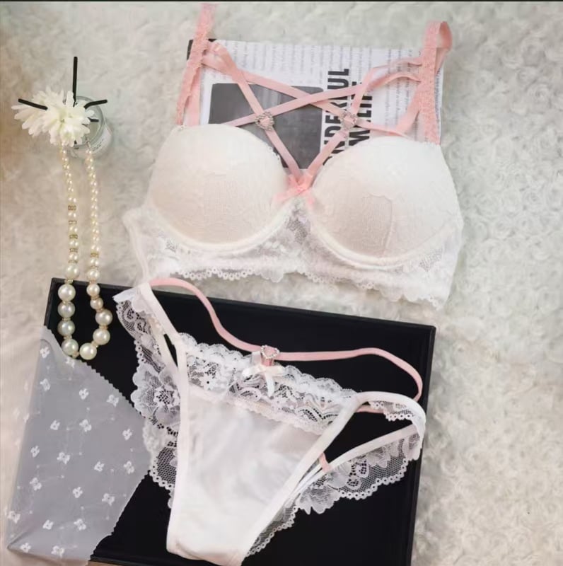 Δαντελένιο σετ σουτιέν με push-up, cups 3/4, άνω στήριξη, ρυθμιζόμενες τιράντες