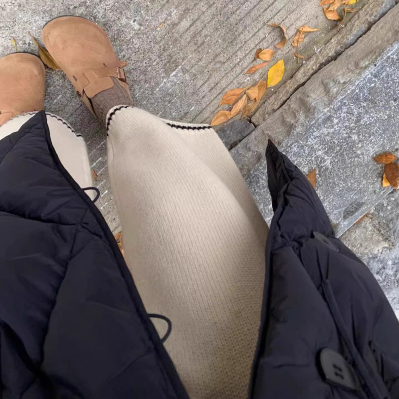 Trudničke hlače za jesen-zimu, pleteni materijal, kontrastni detalji, ravno širokog kroja, podrška trbuha, duljina 9/10
