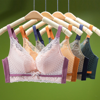 Sutien din dantelă fără armături, cupă 3/4, cupe turnate cu partea superioară subțire și partea inferioară groasă, bretele fixe duble, închidere pe spate cu patru rânduri