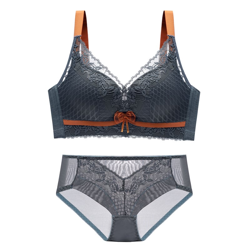 Sutien din dantelă fără armături, cupă 3/4, cupe turnate cu partea superioară subțire și partea inferioară groasă, bretele fixe duble, închidere pe spate cu patru rânduri