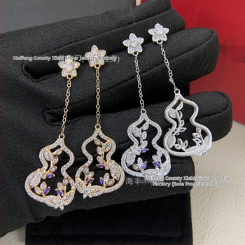 Обеци Jubilee Jewelry — златно покрити, капковидна геометрия, пролет 2025