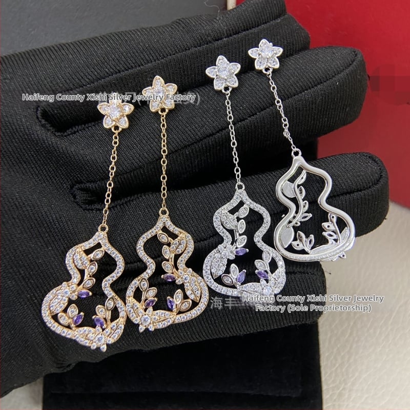 Обеци Jubilee Jewelry — златно покрити, капковидна геометрия, пролет 2025