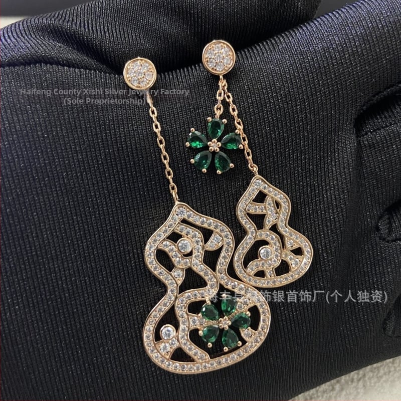 Обеци Jubilee Jewelry — златно покрити, капковидна геометрия, пролет 2025