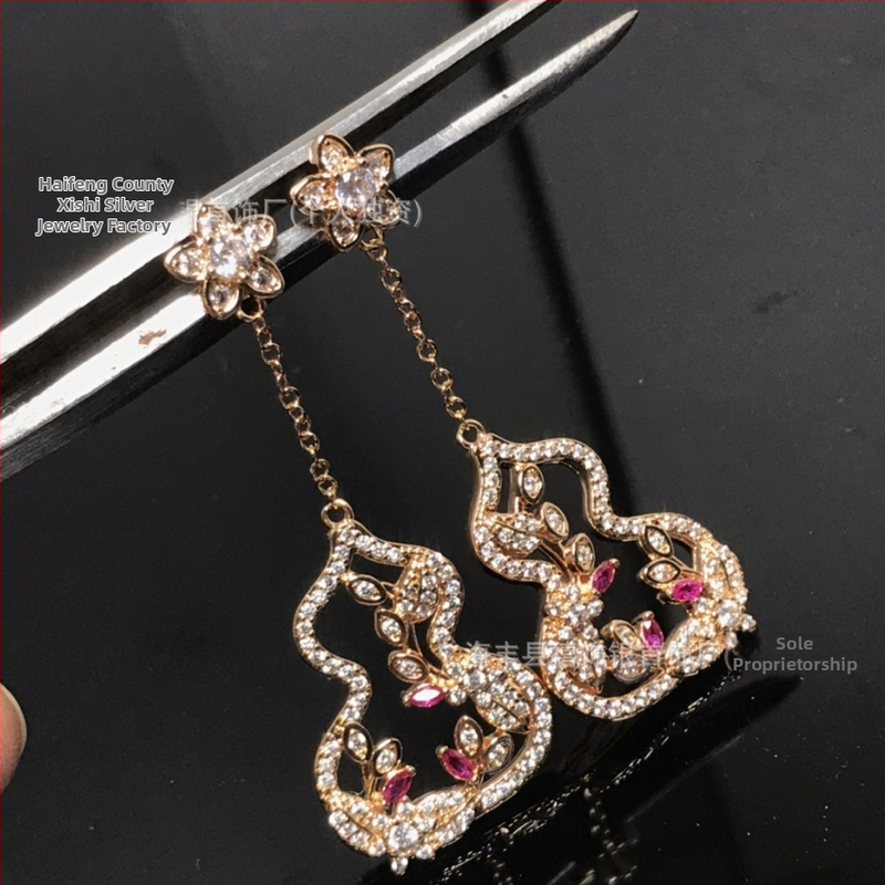 Обеци Jubilee Jewelry — златно покрити, капковидна геометрия, пролет 2025