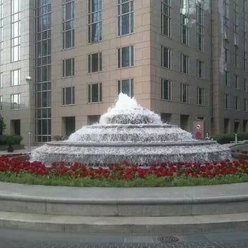 Музикален фонтан с водна завеса, водни пръски и огнени ефекти за открит двор