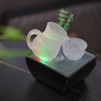 Asztali üveg vízforrás LED világítással, modern minimalist stílus, készítés injekciós formázással és öntéssel