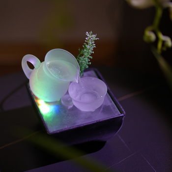 Asztali üveg vízforrás LED világítással, modern minimalist stílus, készítés injekciós formázással és öntéssel