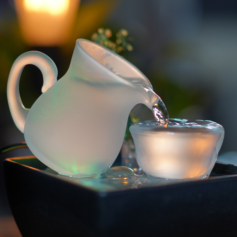 Asztali üveg vízforrás LED világítással, modern minimalist stílus, készítés injekciós formázással és öntéssel