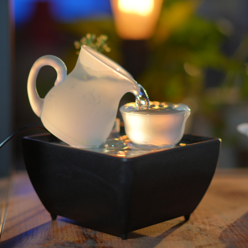 Asztali üveg vízforrás LED világítással, modern minimalist stílus, készítés injekciós formázással és öntéssel