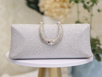 Večernja torbica – mala kvadratna clutch torbica, PVC materijal, zatvaranje poklopcem, džep za mobitel 1863