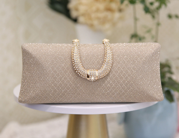 Večernja torbica – mala kvadratna clutch torbica, PVC materijal, zatvaranje poklopcem, džep za mobitel 1863