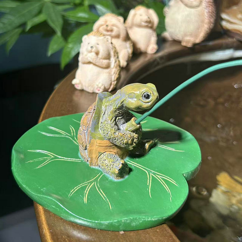 Ukras za akvarij: želva na listu lotosa, crtani stil, sintetička smola, brand Pengba