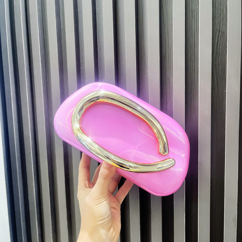 PVC clutch torba s metalnom dekoracijom, horizontalni kvadratni oblik, zaključavanje, unutarnji džepovi za telefon i ID, poliester podstava, večernja crossbody torba