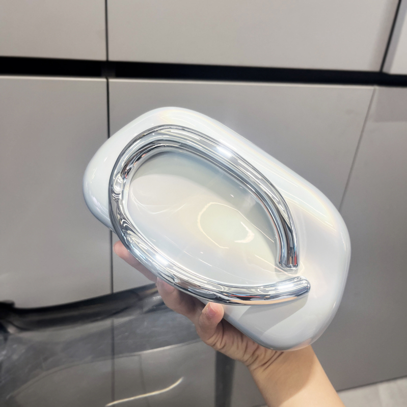 PVC clutch torba s metalnom dekoracijom, horizontalni kvadratni oblik, zaključavanje, unutarnji džepovi za telefon i ID, poliester podstava, večernja crossbody torba