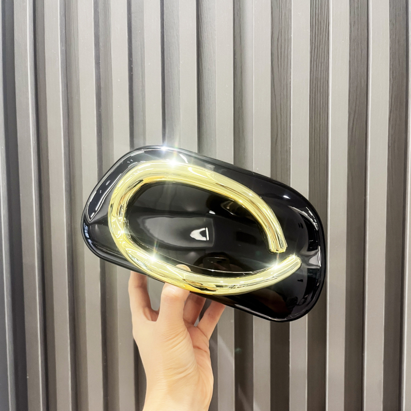 PVC clutch torba s metalnom dekoracijom, horizontalni kvadratni oblik, zaključavanje, unutarnji džepovi za telefon i ID, poliester podstava, večernja crossbody torba