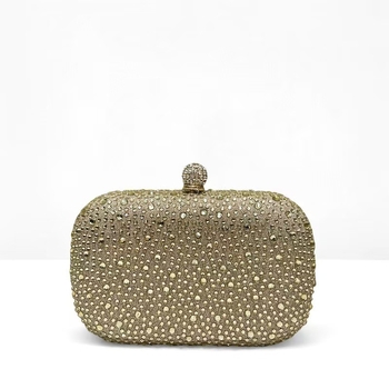 Doboz-stílusú estélyi clutch üveg strassz díszítéssel, vízszintes négyszögletes forma, záródás, merev váz, poliészter bélés