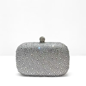 Doboz-stílusú estélyi clutch üveg strassz díszítéssel, vízszintes négyszögletes forma, záródás, merev váz, poliészter bélés