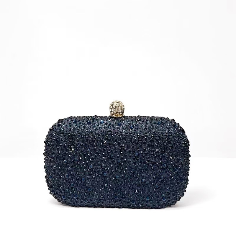 Doboz-stílusú estélyi clutch üveg strassz díszítéssel, vízszintes négyszögletes forma, záródás, merev váz, poliészter bélés