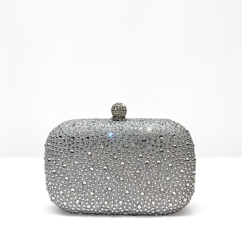 Doboz-stílusú estélyi clutch üveg strassz díszítéssel, vízszintes négyszögletes forma, záródás, merev váz, poliészter bélés