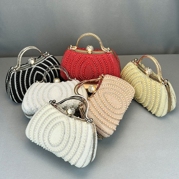 Női crossbody táska vízcsepp alakú gyöngyökkel és rhinestone-díszítéssel, párnás négyszögletes siluett, poliészter, belső zsebek a telefonhoz és dokumentumokhoz, záródás, mindennapi használatra