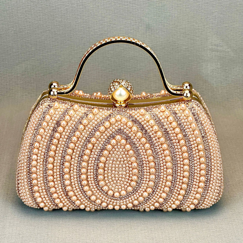 Női crossbody táska vízcsepp alakú gyöngyökkel és rhinestone-díszítéssel, párnás négyszögletes siluett, poliészter, belső zsebek a telefonhoz és dokumentumokhoz, záródás, mindennapi használatra