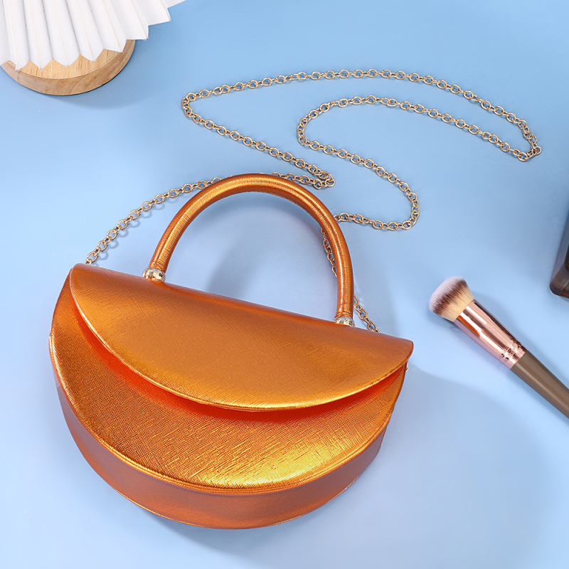 Ívelt alakú kézitáska, poliészter, fedett nyitás, belső telefonzseb, 2025 nyár