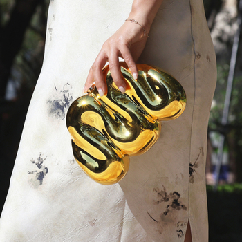 Akril klutch táska, kígyó alakú, szabálytalan forma, kapcsos nyitás, telefontok belső zseb, bélés nélküli, bankett eseményre