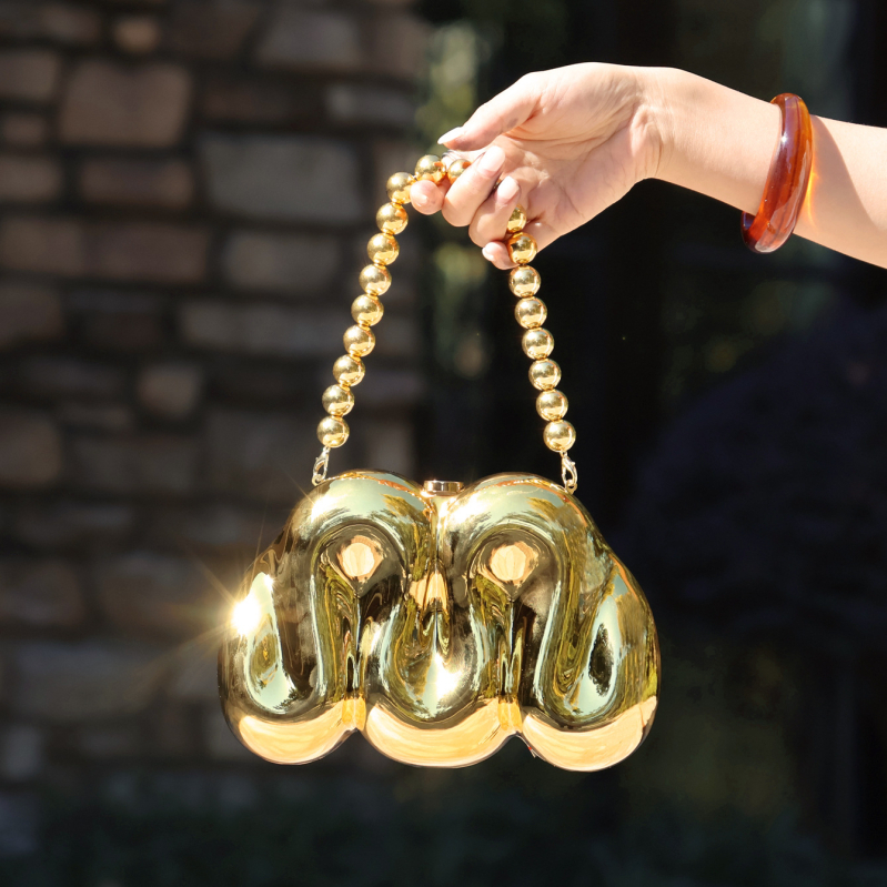 Akril klutch táska, kígyó alakú, szabálytalan forma, kapcsos nyitás, telefontok belső zseb, bélés nélküli, bankett eseményre