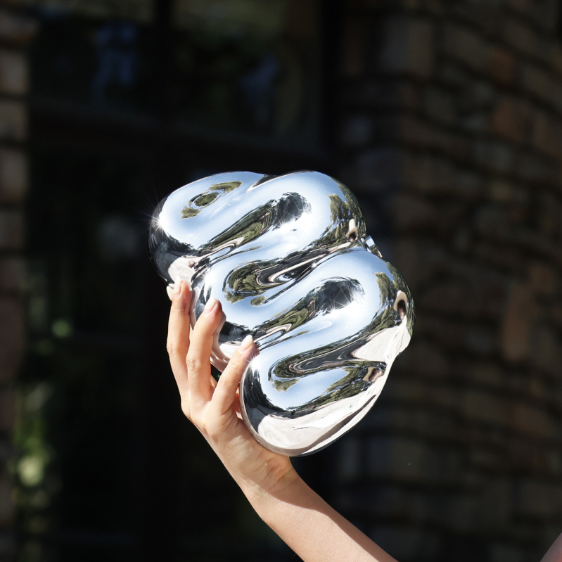 Akril klutch táska, kígyó alakú, szabálytalan forma, kapcsos nyitás, telefontok belső zseb, bélés nélküli, bankett eseményre