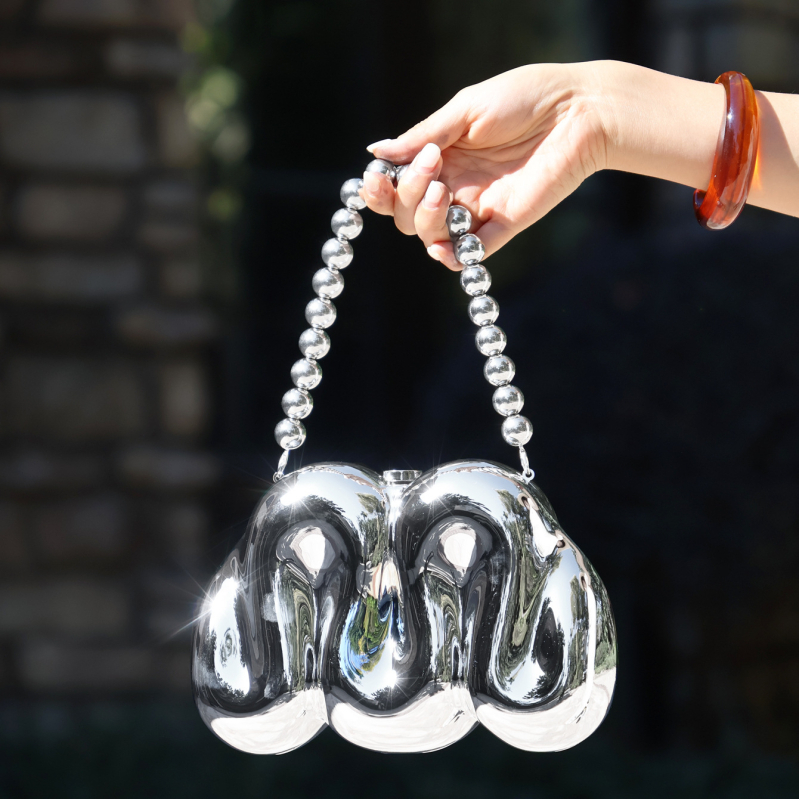 Akril klutch táska, kígyó alakú, szabálytalan forma, kapcsos nyitás, telefontok belső zseb, bélés nélküli, bankett eseményre