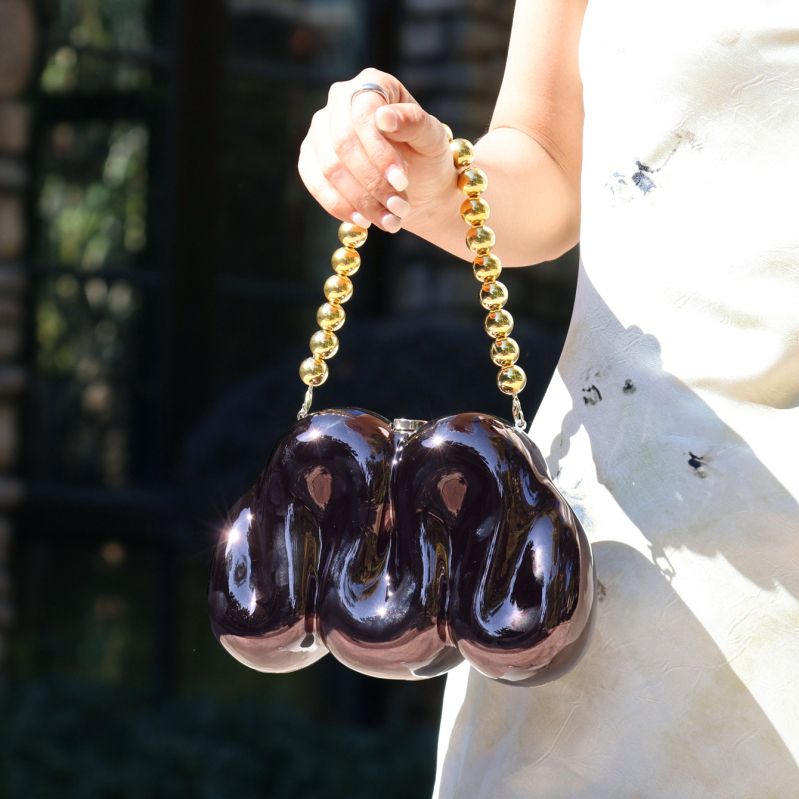 Akril klutch táska, kígyó alakú, szabálytalan forma, kapcsos nyitás, telefontok belső zseb, bélés nélküli, bankett eseményre