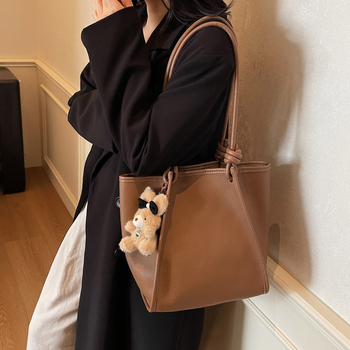 PU ženska bucket torba, vertikalni kvadratni oblik, magnetska kopča, unutarnja pretinica za telefon, jesen 2025 izdanje