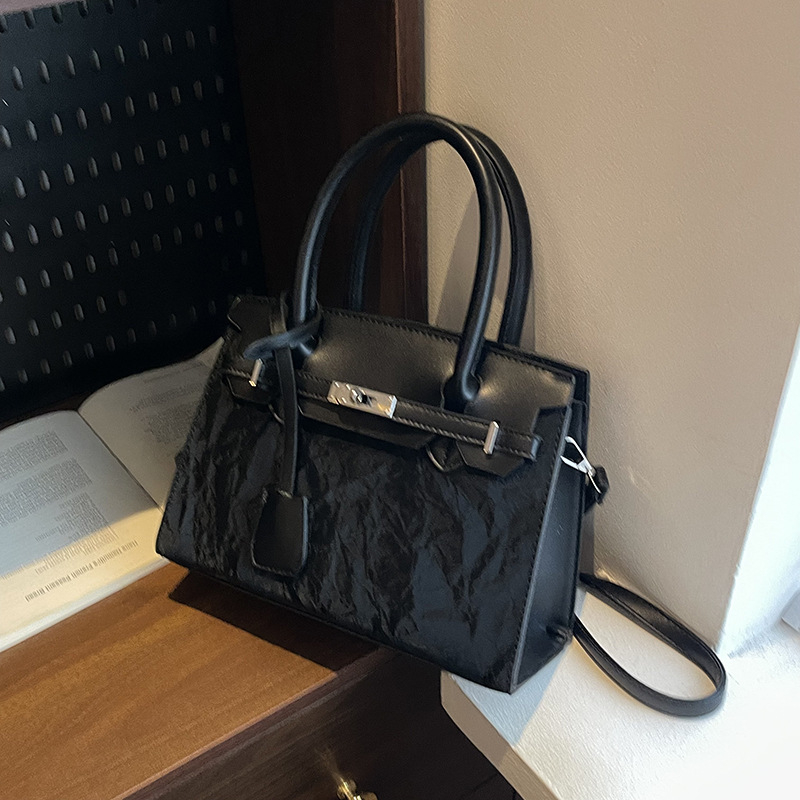 Γυναικεία PU σατσελ τσάντα, αστικός μινιμαλιστικός σχεδιασμός, οριζόντιο τετράγωνο σχήμα, φερμουάρ, κυκλοφορεί φθινόπωρο 2025