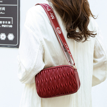 PU materijala torbica preko ramena, gradski stil, kvadratni oblik, zatvaranje na zip, unutarnji džepovi (zip, džep za telefon, ID džep)