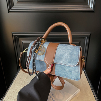 PU crossbody torba, horizontalni kvadratni oblik, otvaranje poklopcem, unutarnja pregrada sa zatvaračem, mekana, dvostruki remeni