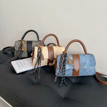PU crossbody torba, horizontalni kvadratni oblik, otvaranje poklopcem, unutarnja pregrada sa zatvaračem, mekana, dvostruki remeni