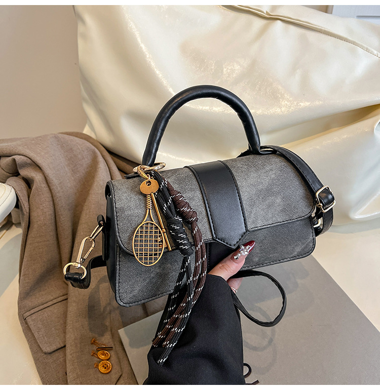 PU crossbody torba, horizontalni kvadratni oblik, otvaranje poklopcem, unutarnja pregrada sa zatvaračem, mekana, dvostruki remeni