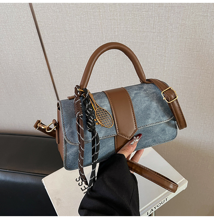 PU crossbody torba, horizontalni kvadratni oblik, otvaranje poklopcem, unutarnja pregrada sa zatvaračem, mekana, dvostruki remeni
