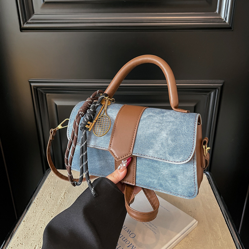 PU crossbody torba, horizontalni kvadratni oblik, otvaranje poklopcem, unutarnja pregrada sa zatvaračem, mekana, dvostruki remeni